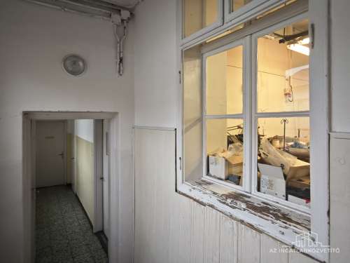 Bátaszék, Budai utca, 414 m2-es üzem 1122 m2-es telken