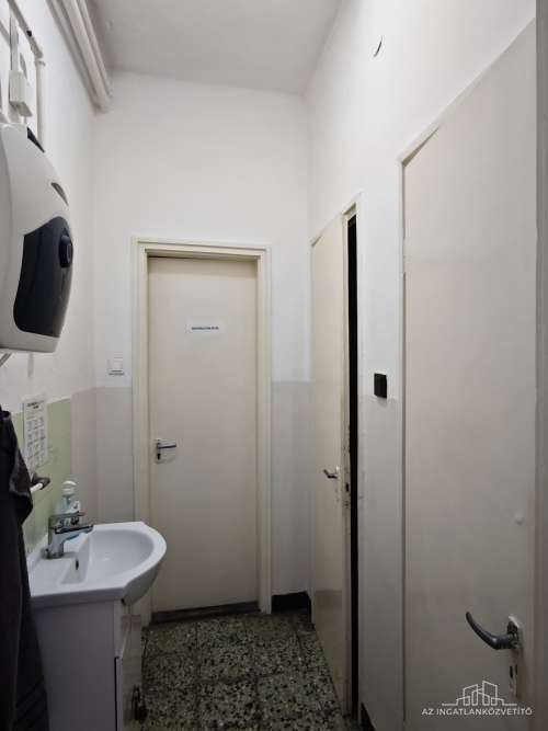 Bátaszék, Budai utca, 414 m2-es üzem 1122 m2-es telken