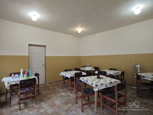 Bátaszék, Budai utca, 414 m2-es üzem 1122 m2-es telken