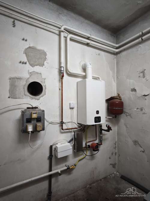 Bátaszék, Budai utca, 414 m2-es üzem 1122 m2-es telken