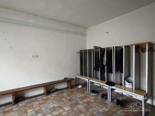 Bátaszék, Budai utca, 414 m2-es üzem 1122 m2-es telken