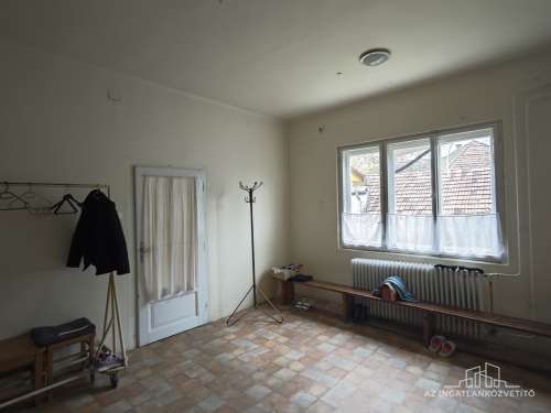 Bátaszék, Budai utca, 414 m2-es üzem 1122 m2-es telken