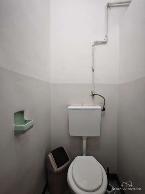 Bátaszék, Budai utca, 414 m2-es üzem 1122 m2-es telken