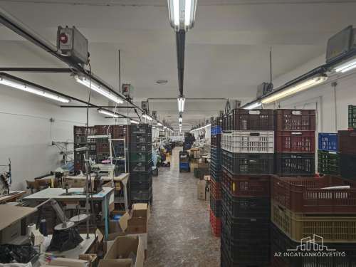 Bátaszék, Budai utca, 414 m2-es üzem 1122 m2-es telken