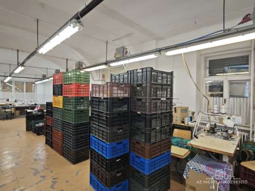 Bátaszék, Budai utca, 414 m2-es üzem 1122 m2-es telken