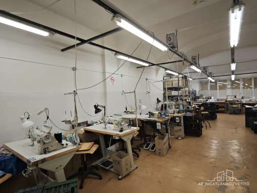 Bátaszék, Budai utca, 414 m2-es üzem 1122 m2-es telken