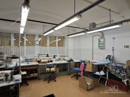 Bátaszék, Budai utca, 414 m2-es üzem 1122 m2-es telken