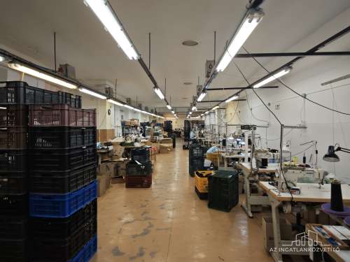 Bátaszék, Budai utca, 414 m2-es üzem 1122 m2-es telken