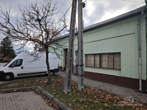 Bátaszék, Budai utca, 414 m2-es üzem 1122 m2-es telken