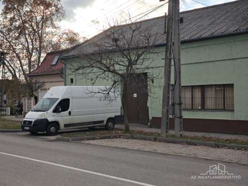 Bátaszék, Budai utca, 414 m2-es üzem 1122 m2-es telken