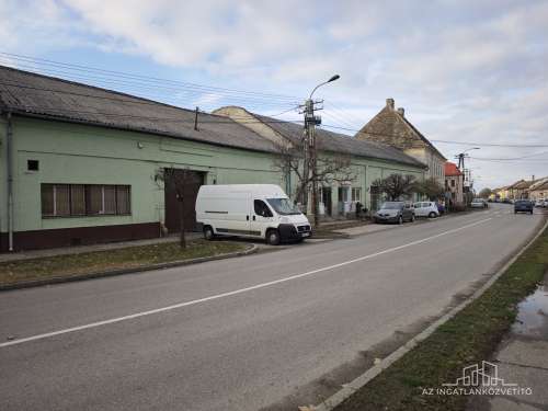 Bátaszék, Budai utca, 414 m2-es üzem 1122 m2-es telken