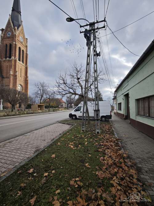 Bátaszék, Budai utca, 414 m2-es üzem 1122 m2-es telken