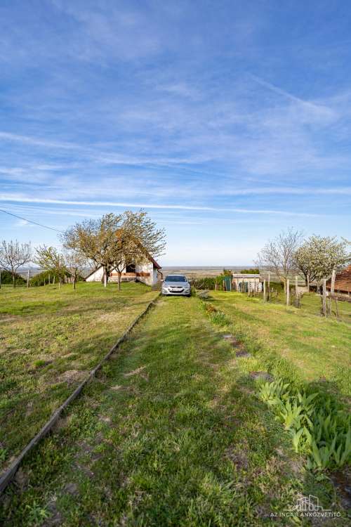 Szekszárd, azonnal birtokba vehető panorámás tanya a Lisztestetőn