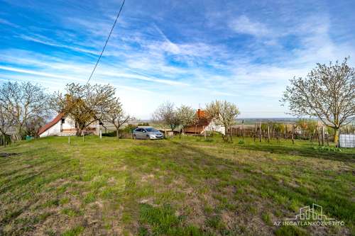 Szekszárd, azonnal birtokba vehető panorámás tanya a Lisztestetőn