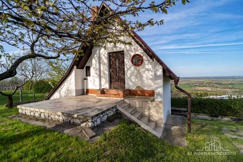 Szekszárd, azonnal birtokba vehető panorámás tanya a Lisztestetőn