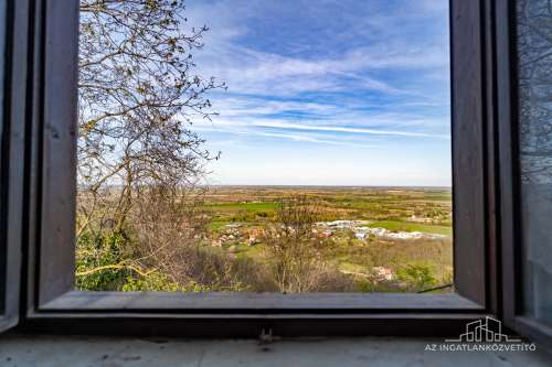 Szekszárd, azonnal birtokba vehető panorámás tanya a Lisztestetőn