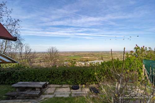 Szekszárd, azonnal birtokba vehető panorámás tanya a Lisztestetőn