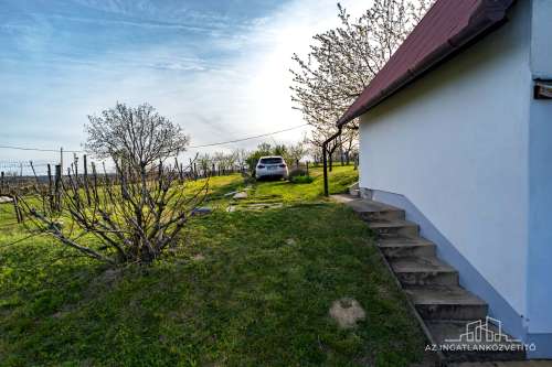 Szekszárd, azonnal birtokba vehető panorámás tanya a Lisztestetőn