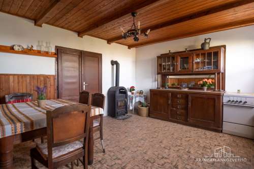 Szekszárd, azonnal birtokba vehető panorámás tanya a Lisztestetőn