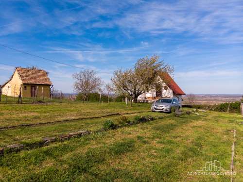 Szekszárd, azonnal birtokba vehető panorámás tanya a Lisztestetőn