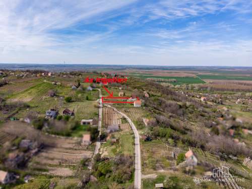 Szekszárd, azonnal birtokba vehető panorámás tanya a Lisztestetőn