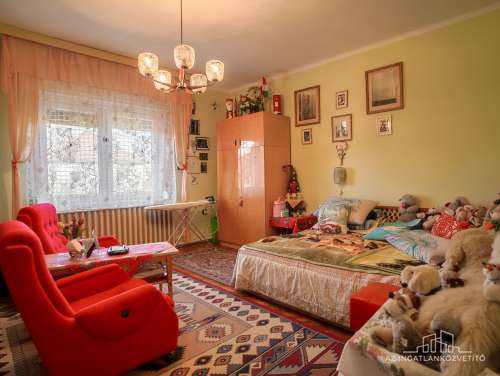 Tolna, Fém utca 3 szobás jó elrendezésű családi ház, jó helyen