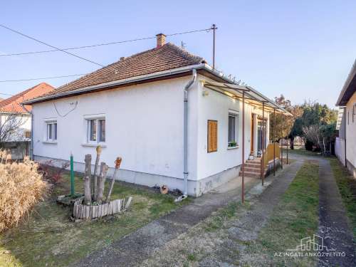 Tolna, Fém utca 3 szobás jó elrendezésű családi ház, jó helyen