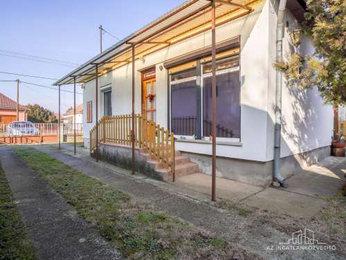 Tolna, Fém utca 3 szobás jó elrendezésű családi ház, jó helyen