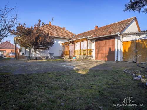 Tolna, Fém utca 3 szobás jó elrendezésű családi ház, jó helyen