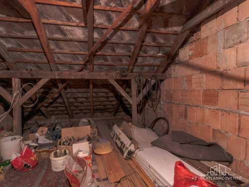 Fadd, Somos u 33. - nappali + 3 hálószobás részben felújított, több szintes családi ház