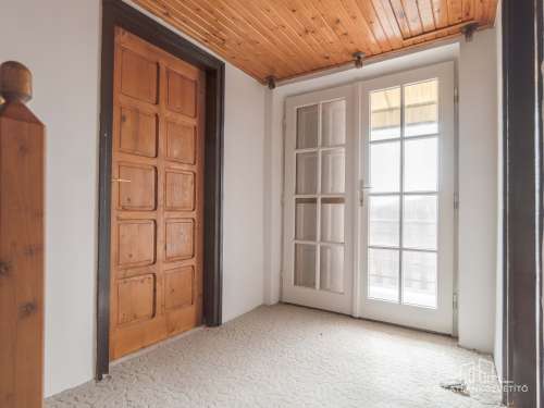 Fadd, Somos u 33. - nappali + 3 hálószobás részben felújított, több szintes családi ház