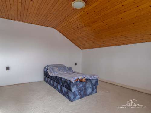 Fadd, Somos u 33. - nappali + 3 hálószobás részben felújított, több szintes családi ház