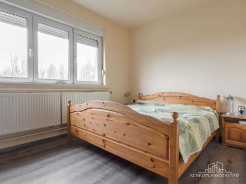 Fadd, Somos u 33. - nappali + 3 hálószobás részben felújított, több szintes családi ház