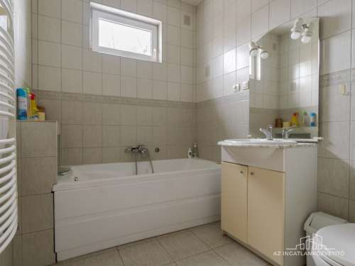 Fadd, Somos u 33. - nappali + 3 hálószobás részben felújított, több szintes családi ház