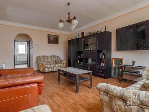 Fadd, Somos u 33. - nappali + 3 hálószobás részben felújított, több szintes családi ház