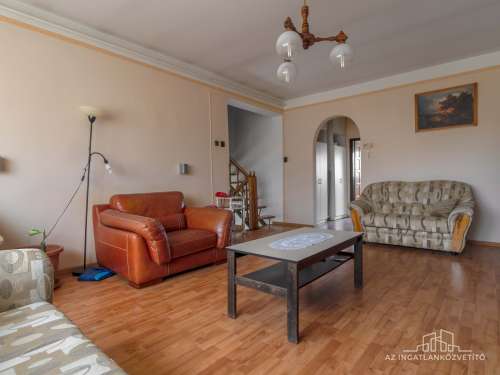 Fadd, Somos u 33. - nappali + 3 hálószobás részben felújított, több szintes családi ház