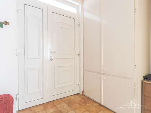 Fadd, Somos u 33. - nappali + 3 hálószobás részben felújított, több szintes családi ház