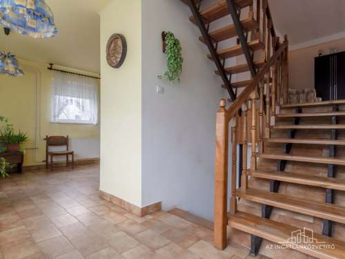 Fadd, Somos u 33. - nappali + 3 hálószobás részben felújított, több szintes családi ház