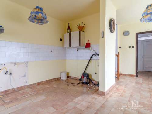 Fadd, Somos u 33. - nappali + 3 hálószobás részben felújított, több szintes családi ház