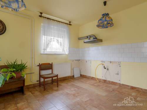 Fadd, Somos u 33. - nappali + 3 hálószobás részben felújított, több szintes családi ház