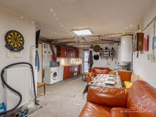 Fadd, Somos u 33. - nappali + 3 hálószobás részben felújított, több szintes családi ház