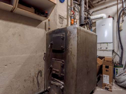 Fadd, Somos u 33. - nappali + 3 hálószobás részben felújított, több szintes családi ház