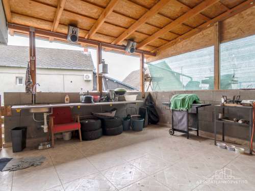 Fadd, Somos u 33. - nappali + 3 hálószobás részben felújított, több szintes családi ház