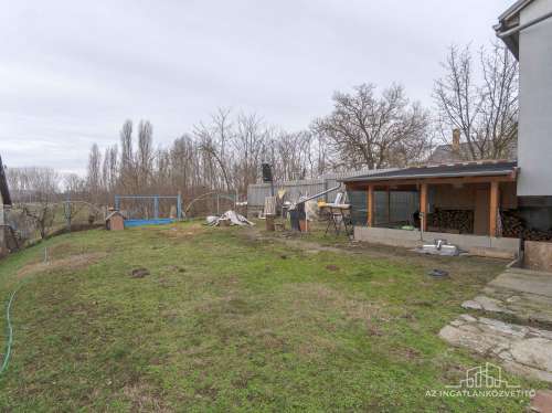 Fadd, Somos u 33. - nappali + 3 hálószobás részben felújított, több szintes családi ház