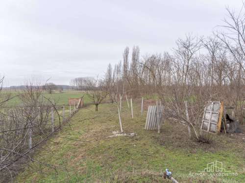 Fadd, Somos u 33. - nappali + 3 hálószobás részben felújított, több szintes családi ház