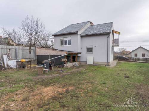 Fadd, Somos u 33. - nappali + 3 hálószobás részben felújított, több szintes családi ház