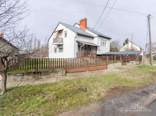 Fadd, Somos u 33. - nappali + 3 hálószobás részben felújított, több szintes családi ház