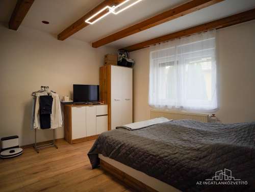 Szekszárd, Újváros, Kiss János utca, felújított családi ház