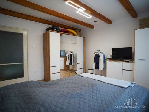 Szekszárd, Újváros, Kiss János utca, felújított családi ház