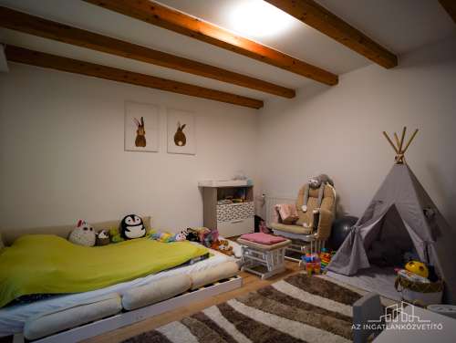 Szekszárd, Újváros, Kiss János utca, felújított családi ház